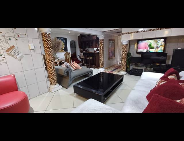4 BEDROOM HOUSE FOR SALE IN PALM SPRINGS